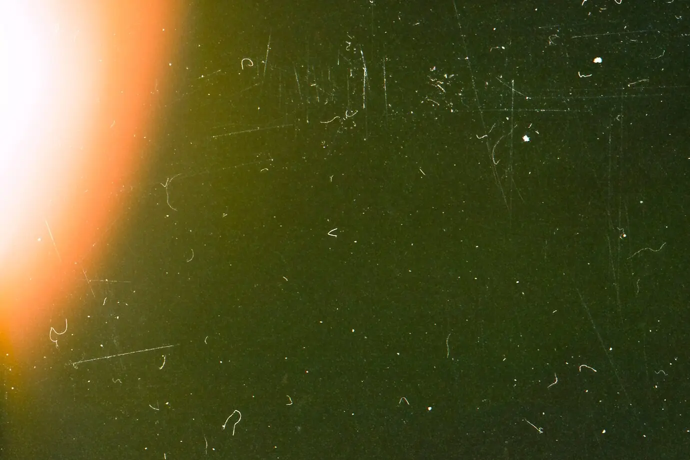 Яркий свет на чёрном фоне