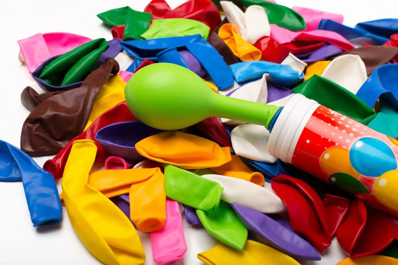 Изолированный ненадутый воздушный шарик